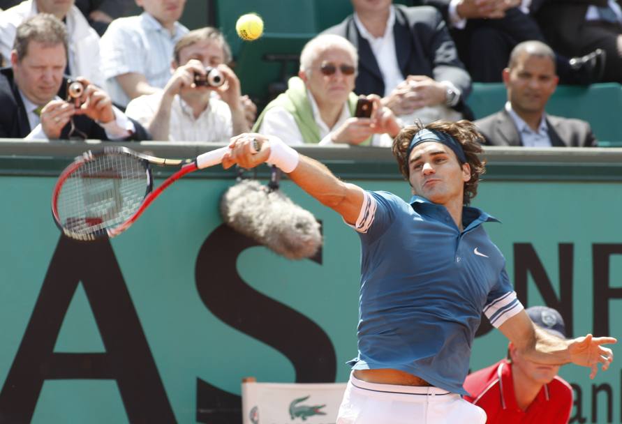 Roland Garros, 28 maggio 2010: Federer supera il terzo turno contro il tedesco Julian Reister e raggiunge la 700 vittoria (Ap)